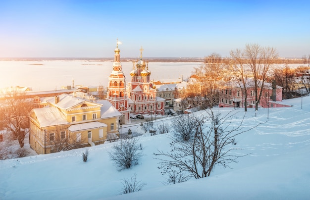 Рождественская церковь в Нижнем Новгороде в лучах заката на высоком берегу Волги o