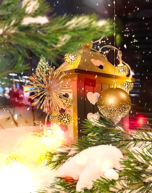 Украшение рождественского городского рынка на вечернем уличном свете фонарей и золотых конфетти