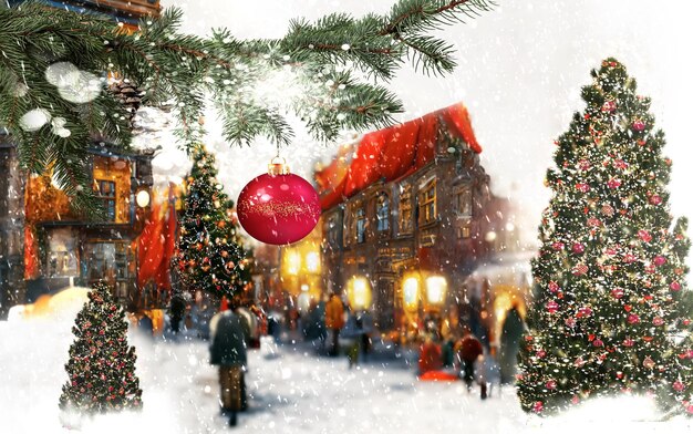 Праздничное золотое украшение рождественской елки, приход снежной зимы в средневековый старый город