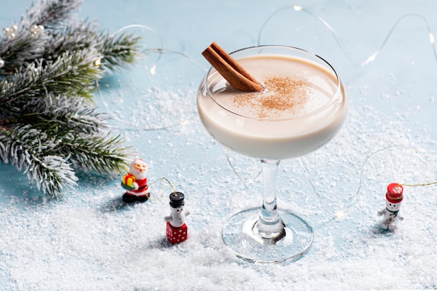 Zabaione cocktail di natale in un bellissimo bicchiere