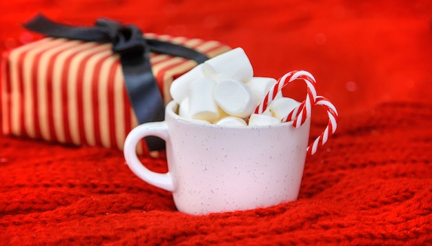 마시멜로와 사탕을 넣은 크리스마스 코코아. 선택적 초점입니다. 휴일.