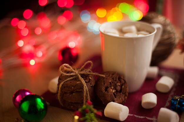 Foto natale cacao con marshmallow e biscotti fatti in casa con cioccolato e noci bevanda calda di capodanno