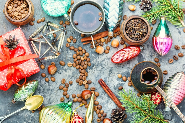 写真 クリスマスのコーヒーとおもちゃ