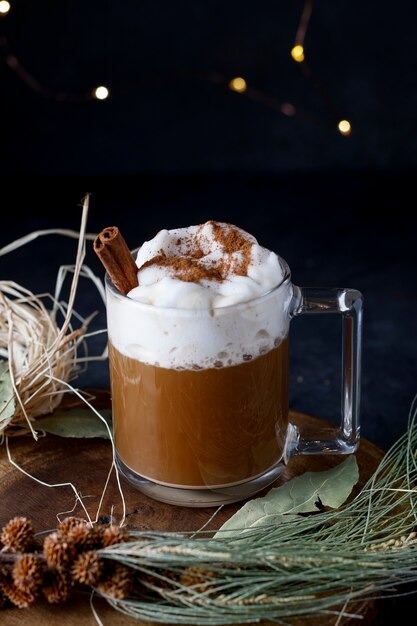 Caffè di natale con cannella e schiuma