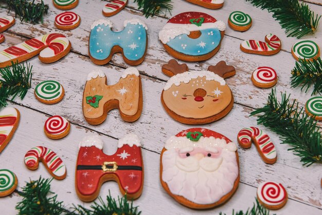 背景のクリスマスのカラフルなクッキー
