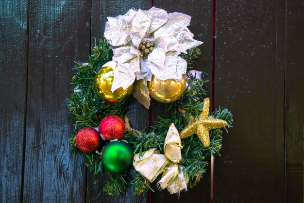 Photo christmas colorful decorative wreath on wood background