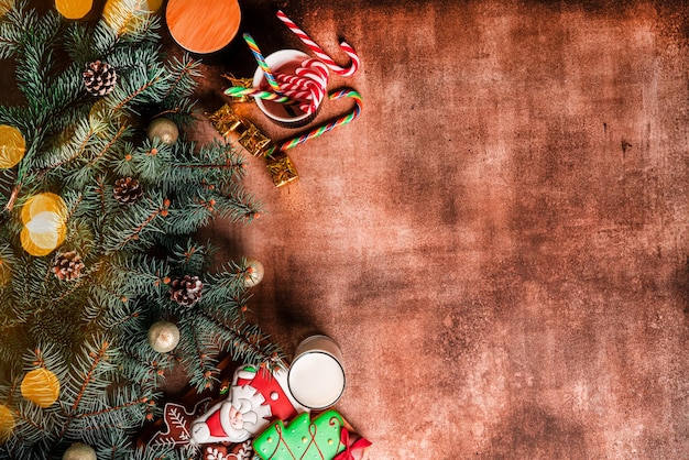 Фото Новогодняя композиция. елка, украшенная игрушками, гирляндой и рождественской тростью. фото высокого качества
