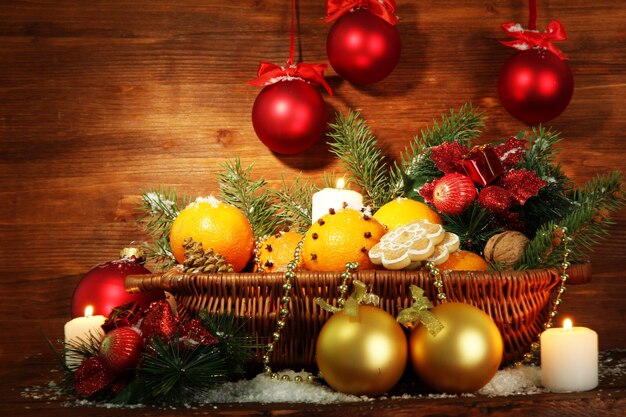 オレンジとモミの木が入ったバスケットのクリスマス作曲