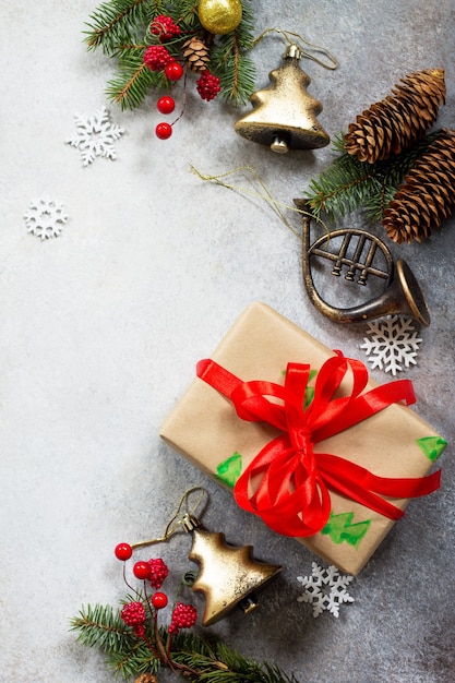 Новогодняя композиция Рождественская подарочная коробка ветка елки и украшения Копирование пространства