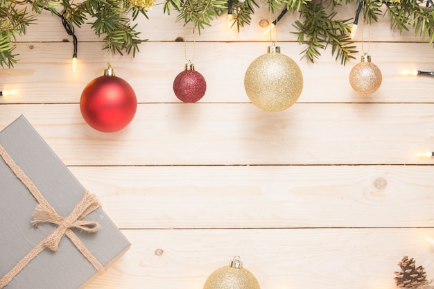 Foto composizione di natale regalo di natale. sfera di natale su fondo di legno bianco. copia spa