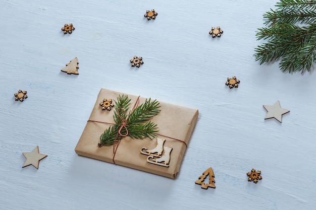 クリスマスの組成物。クリスマスプレゼント、モミの枝、装飾的な星、雪、青い机の上のモミの木。フラット横たわっていた、トップビュー