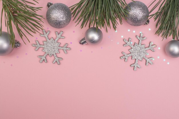 Рождественская композиция Рождественская серебряная и синяя игрушки на розовом фоне