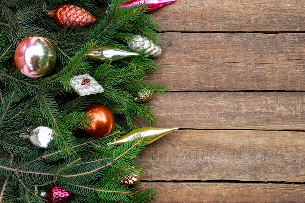 Foto composizione in natale di decorazioni per alberi di natale e rami di abete rosso. copyspace. anno nuovo in modo piatto.