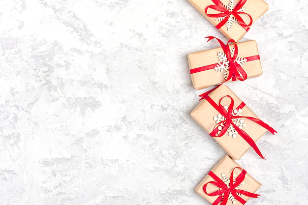 Рождественские композиции декора подарки, блеск, шарики, конфеты, снежинки на сером бетоне bac