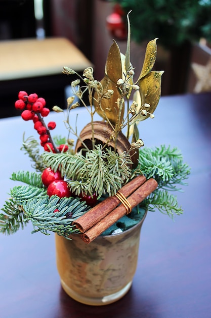 Photo christmas composition fir branches cinnamon sticks cranberry orange slices