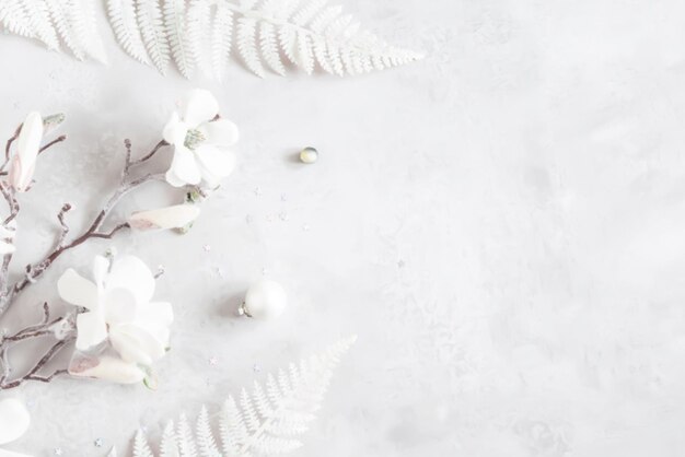 Photo christmas composition fir tree branches red decorations on gray background flowers composition white and purple flowers on marble background eucalyptus leaves winter top view christmas gift