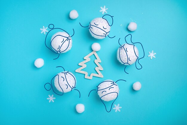 크리스마스 구성, 흰색 공, 라운드 댄스 개념, 미니멀리즘 플랫 누워의 원 안에 전나무 트리,