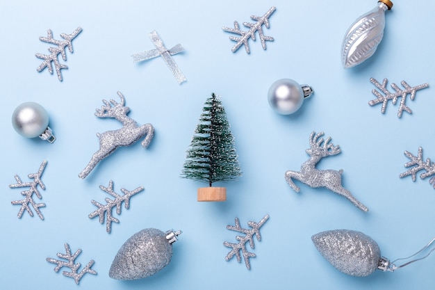 Рождественская композиция Елка и серебряное украшение на пастельно-синем фоне. Рождество, зима, новогодняя концепция. Плоская планировка, вид сверху, копия пространства - Изображение