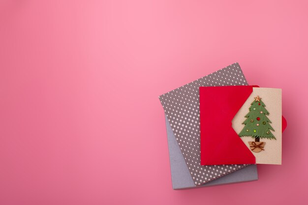 Foto composizione di natale. flatlay di regali di natale o scatola presente, vista dall'alto