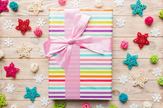Новогодняя композиция. Коробка подарков с новогодними украшениями на цветном фоне. Рождество, зима, новогодняя концепция. Плоская планировка, вид сверху, копия пространства.