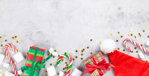 Sfondo Giallo Con Canne Di Caramella Lecca Lecca E Marshmallow Foto Gratis
