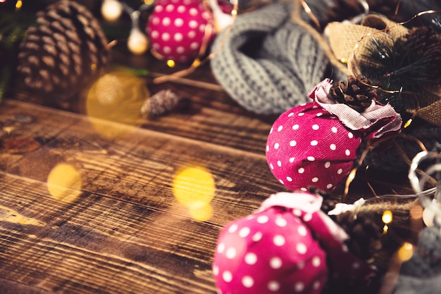 크리스마스 구성. 선물, 전나무 나무 가지, 나무 보드에 빨간 공 장식