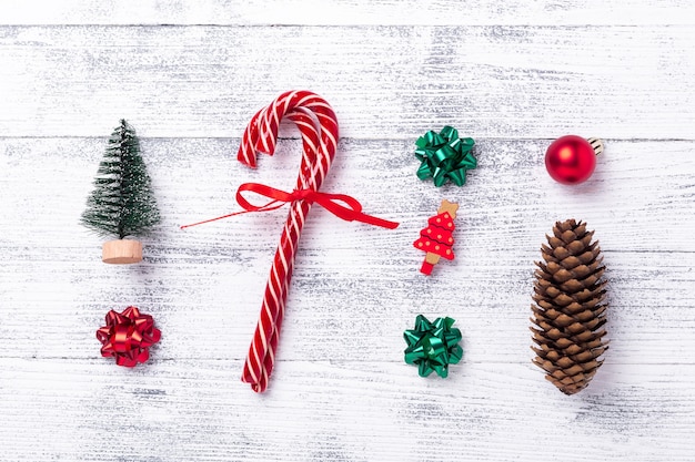 크리스마스 구성입니다. 선물, 전나무와 원뿔, 나무 배경에 사탕 지팡이. 크리스마스, 겨울, 새 해 개념입니다. 평면도, 평면도 - 이미지