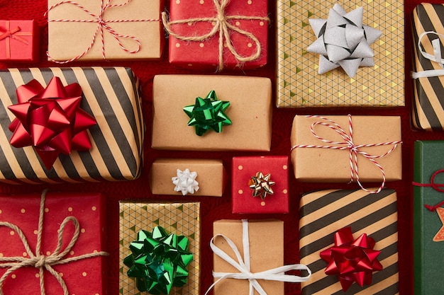 Рождественские композиции подарки подарки на красном одеяле