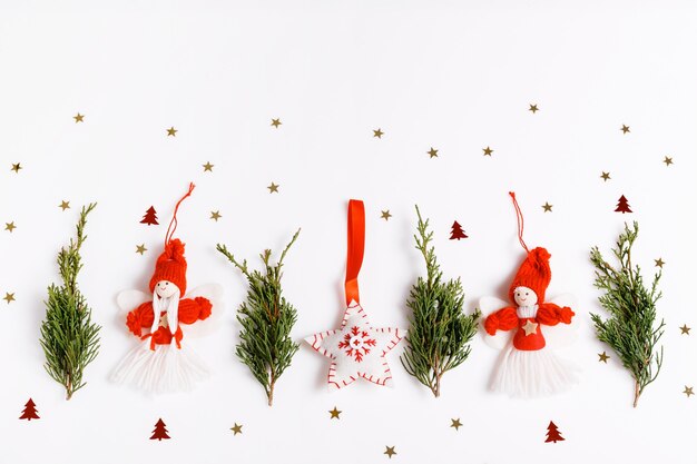 Foto composizione in natale di angeli fatti in casa e albero di natale su sfondo bianco. vista dall'alto, distesi, copia spazio.