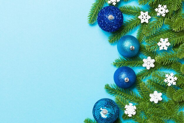 Photo christmas composition made of fir tree balls and different decorations on colorful background top view of new year advent concept with empty space for your design