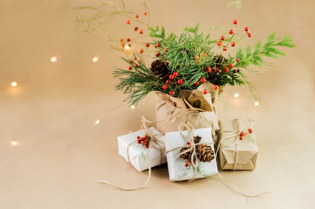 천연 재료의 크리스마스 구성. 크리스마스 선물 포장, 니트 담요, 소나무 콘, 전나무 가지. 평평한 평면도, 평면도