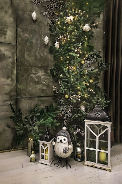 Фото Новогодняя композиция на елке с гирляндами, фонариками, украшениями, свечами
