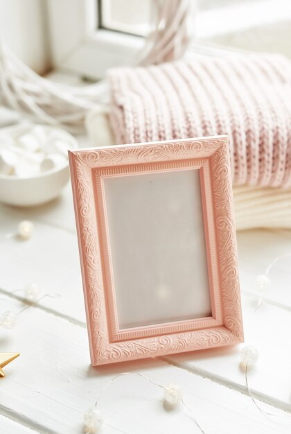 Foto composizione di natale. cornice per foto, decorazioni dorate su bianco. inverno, concetto di capodanno.