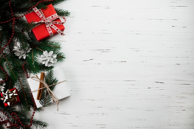 Foto composizione di natale di piccoli contenitori di regalo sul tavolo