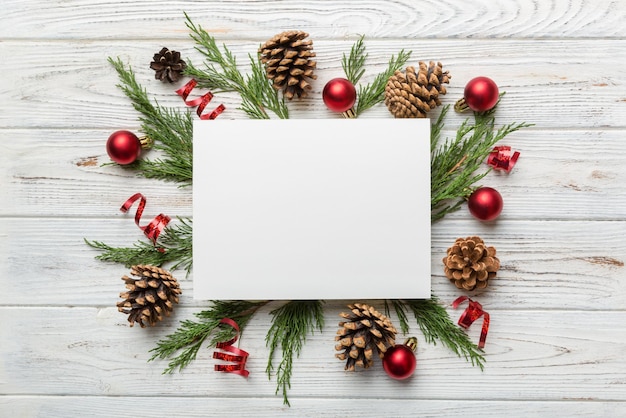 クリスマスの構成 四角い紙 空白の松の木の枝 クリスマスの装飾 コピースペース