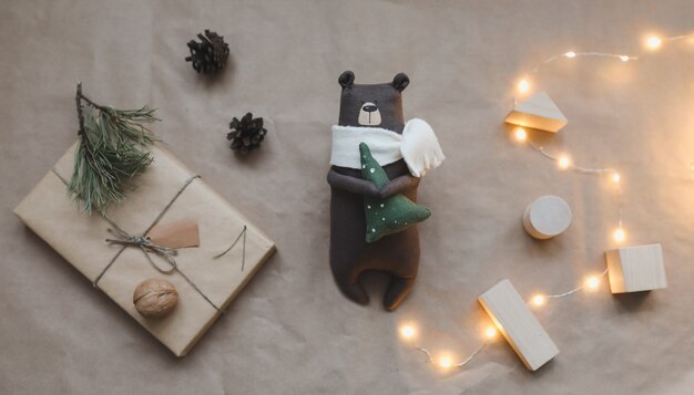 Composizione natalizia giocattolo orsetto regalo rami e decorazioni abete natale inverno capodanno co...