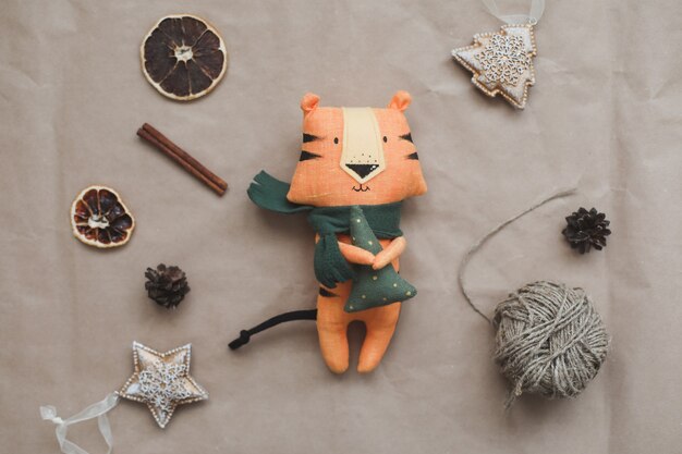 Фото Новогодняя композиция с игрушечным тигром символом нового подарка еловыми ветками и украшениями chris ...