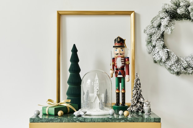 Composizione natalizia con bellissime decorazioni, albero di natale e ghirlanda, cervi, regali e accessori in un arredamento moderno per la casa. modello.