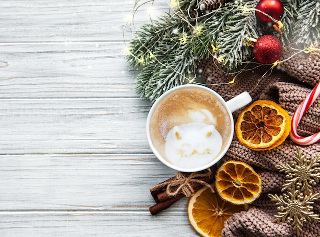 Composizione di natale con caffè e decorazioni