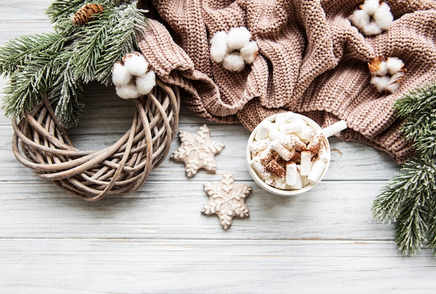 Рождественская композиция с печеньем и горячим шоколадом