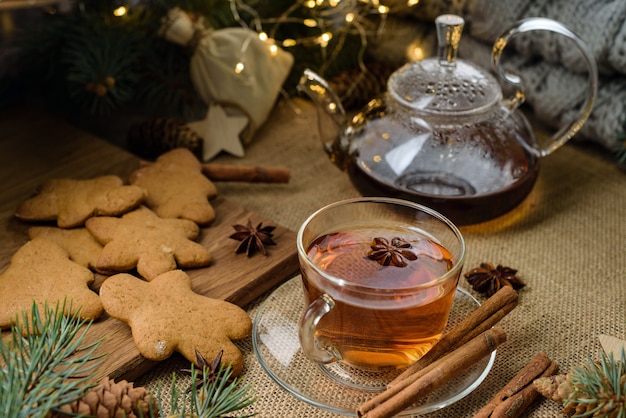 お祝いの装飾でお茶のティーポットとジンジャーブレッドのクッキーのカップとクリスマスの構成