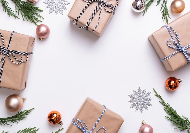 Рождественская композиция с украшениями и подарочная коробка с звезды конфетти на белом. зима. Плоская планировка, вид сверху, copyspace.