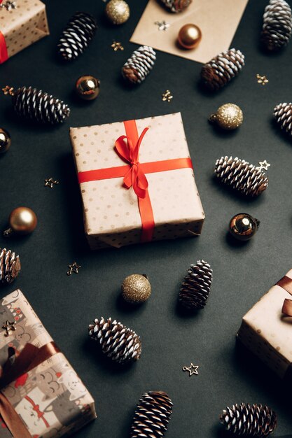 상자에 선물이 있는 크리스마스 구성 황금 장난감 현대 휴일 장식 선물 상자