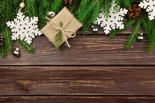 ギフトボックスと木の枝とクリスマスの構成