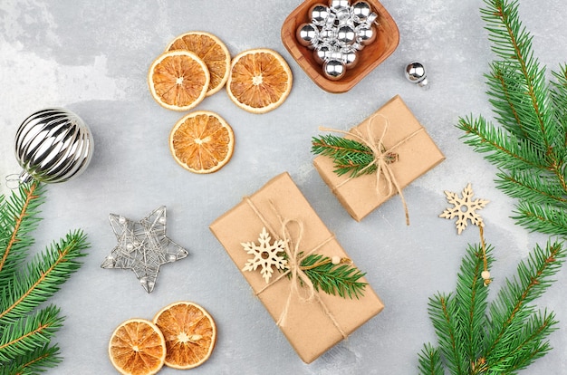 Новогодняя композиция с подарочными коробками, сухими апельсинами и еловыми ветками