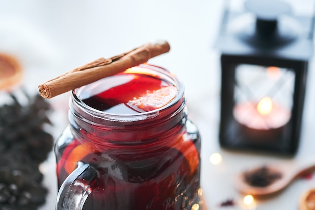 Composizione di natale con un bicchiere di vin brulé caldo