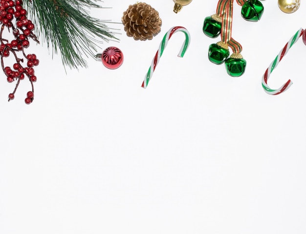 Foto composizione di natale con campane verdi e ornamenti