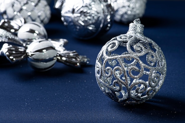 銀の装飾品とクリスマスの構成。
