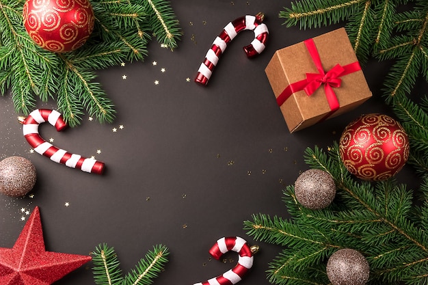 사진 가문비 나무 가지와 검은 배경에 크리스마스 장식품 크리스마스 구성