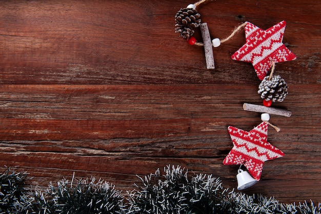 Composizione di natale su fondo di legno. vista dall'alto con spazio di copia